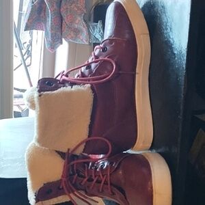 No label burgundy hi top tennis shoes